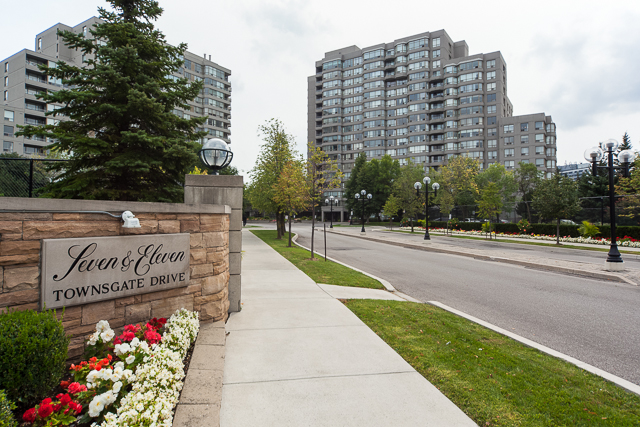 7 11 townsgate drive thornhill condo for sale